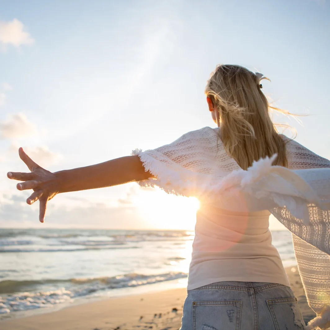 Soins Énergétiques REIKI : Revitalisez votre énergie et alignez-vous avec votre mission de vie. Le REIKI rééquilibre vos chakras, notamment le chakra du cœur et du plexus solaire, vous aidant à identifier vos véritables passions et à trouver le courage de les poursuivre.